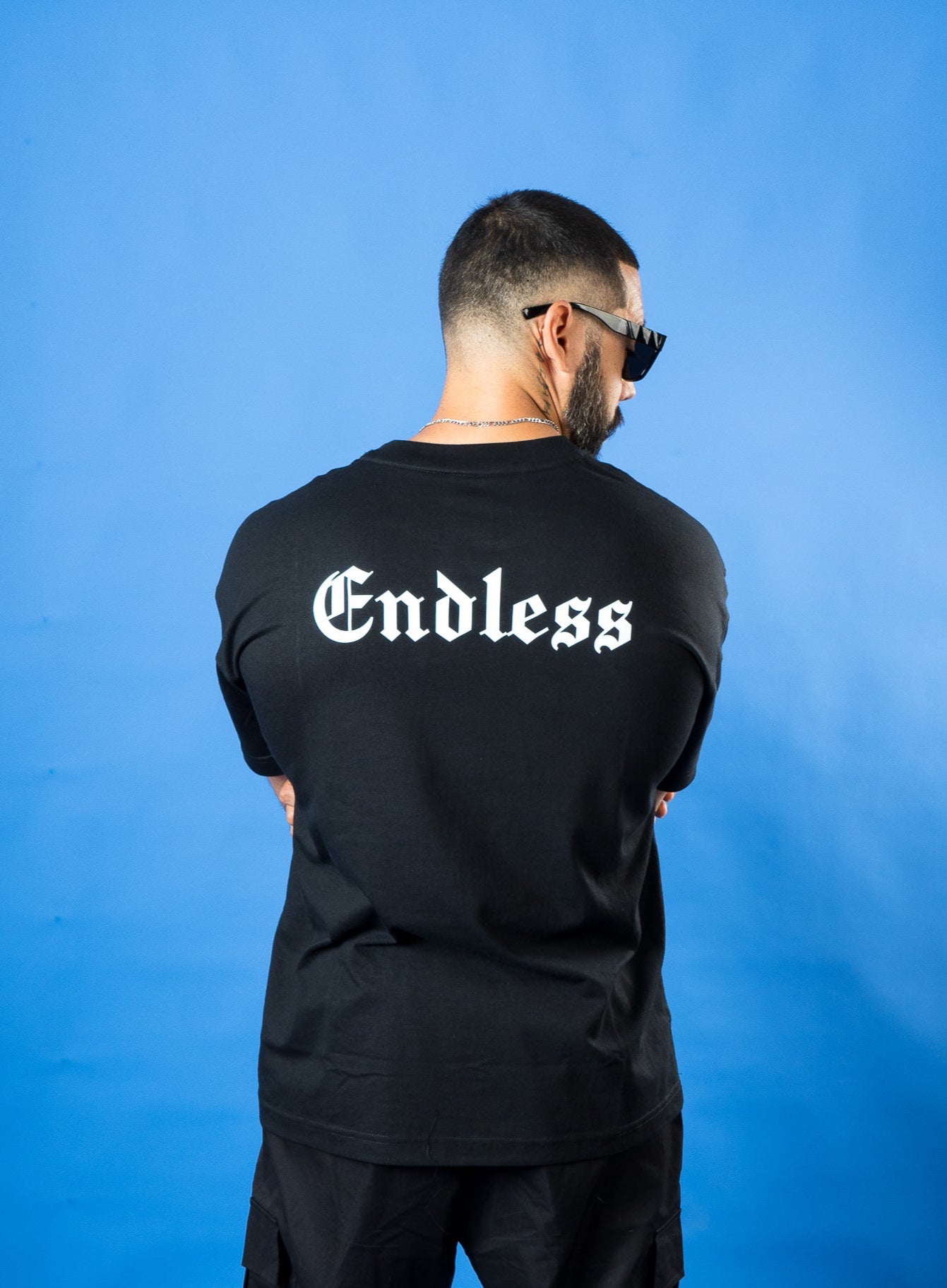Polera Oversize "Gothic Box Logo" Negra white logo