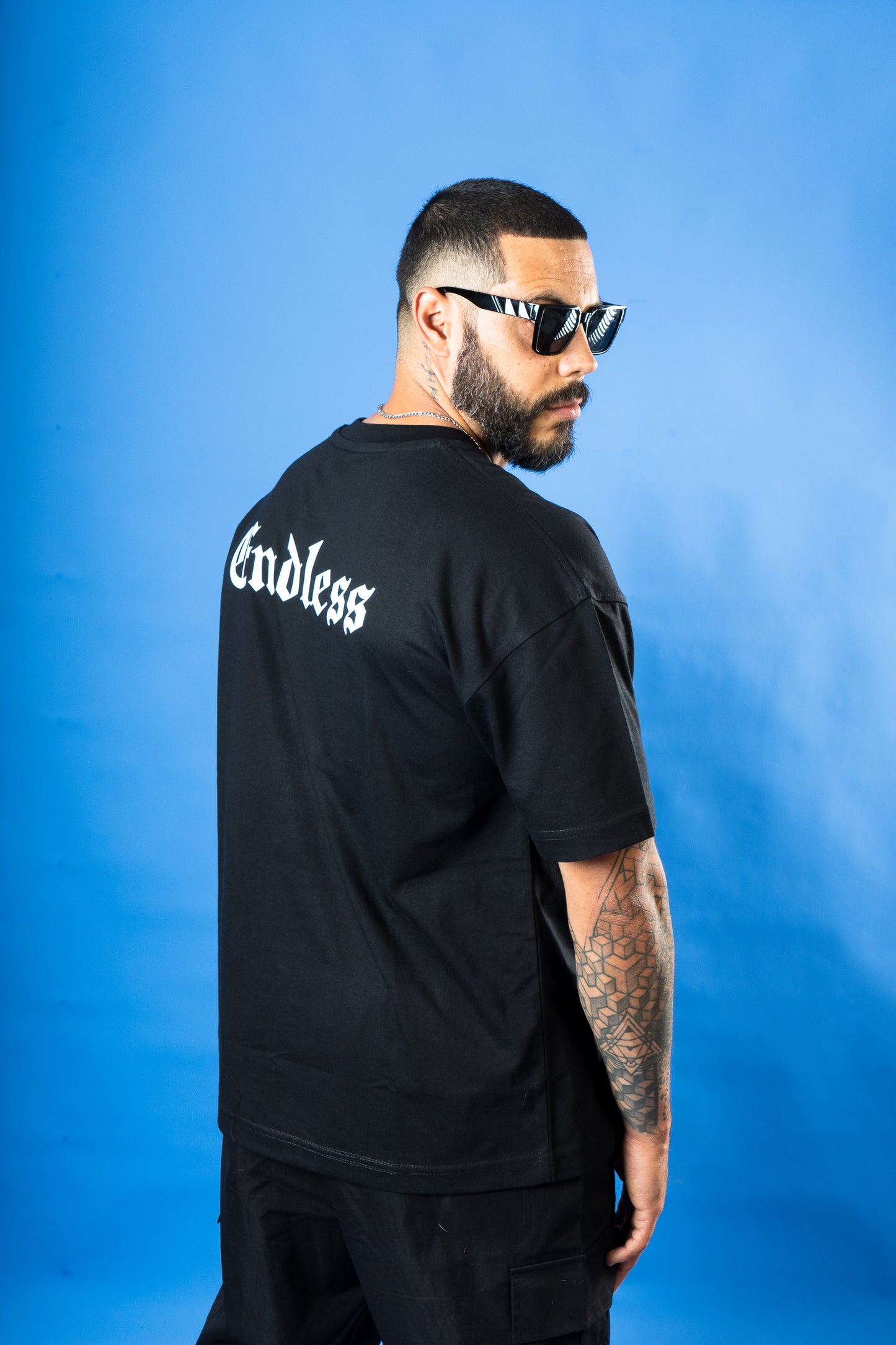 Polera Oversize "Gothic Box Logo" Negra white logo