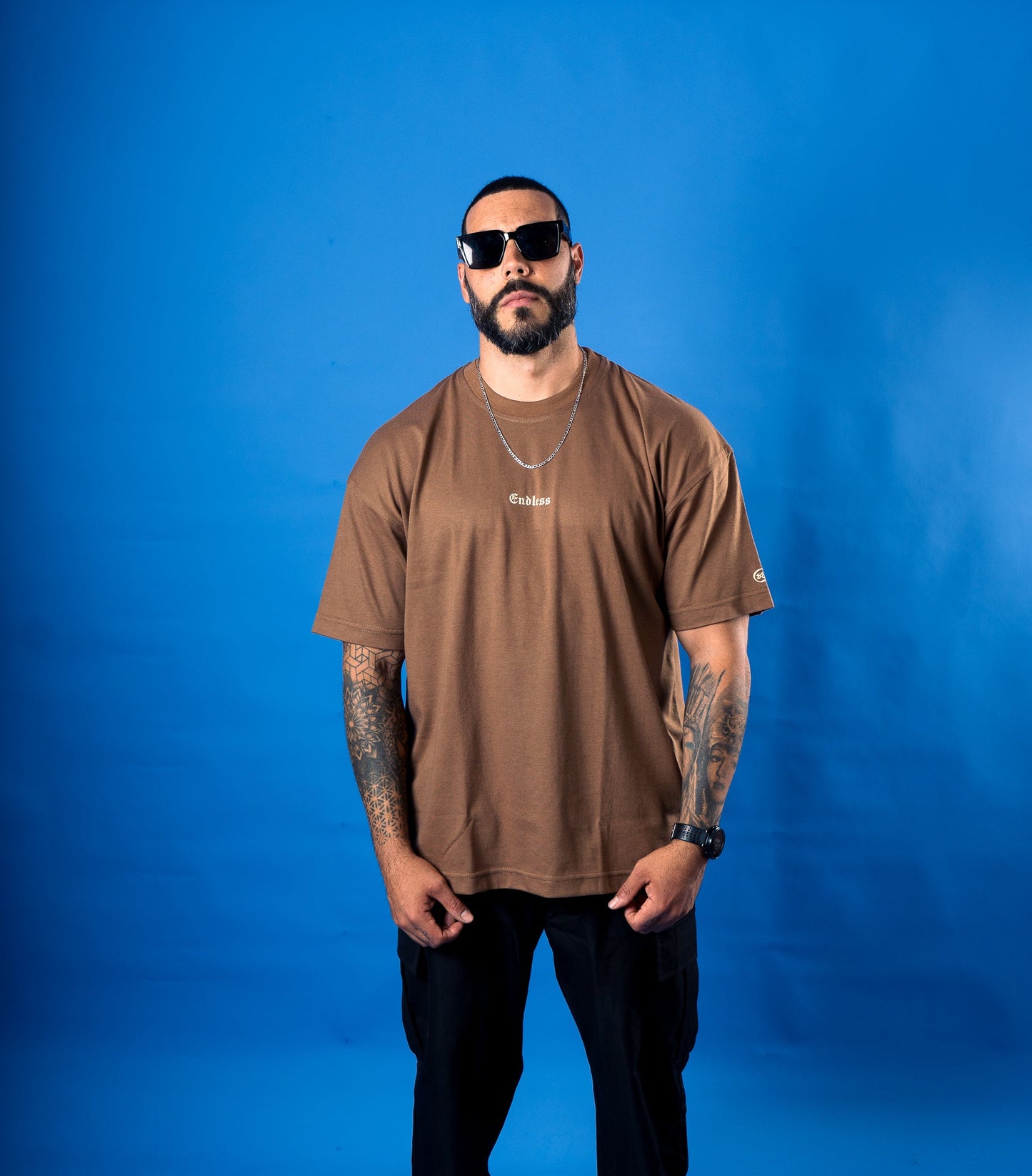 Polera Oversize "Gothic Box Logo" Café