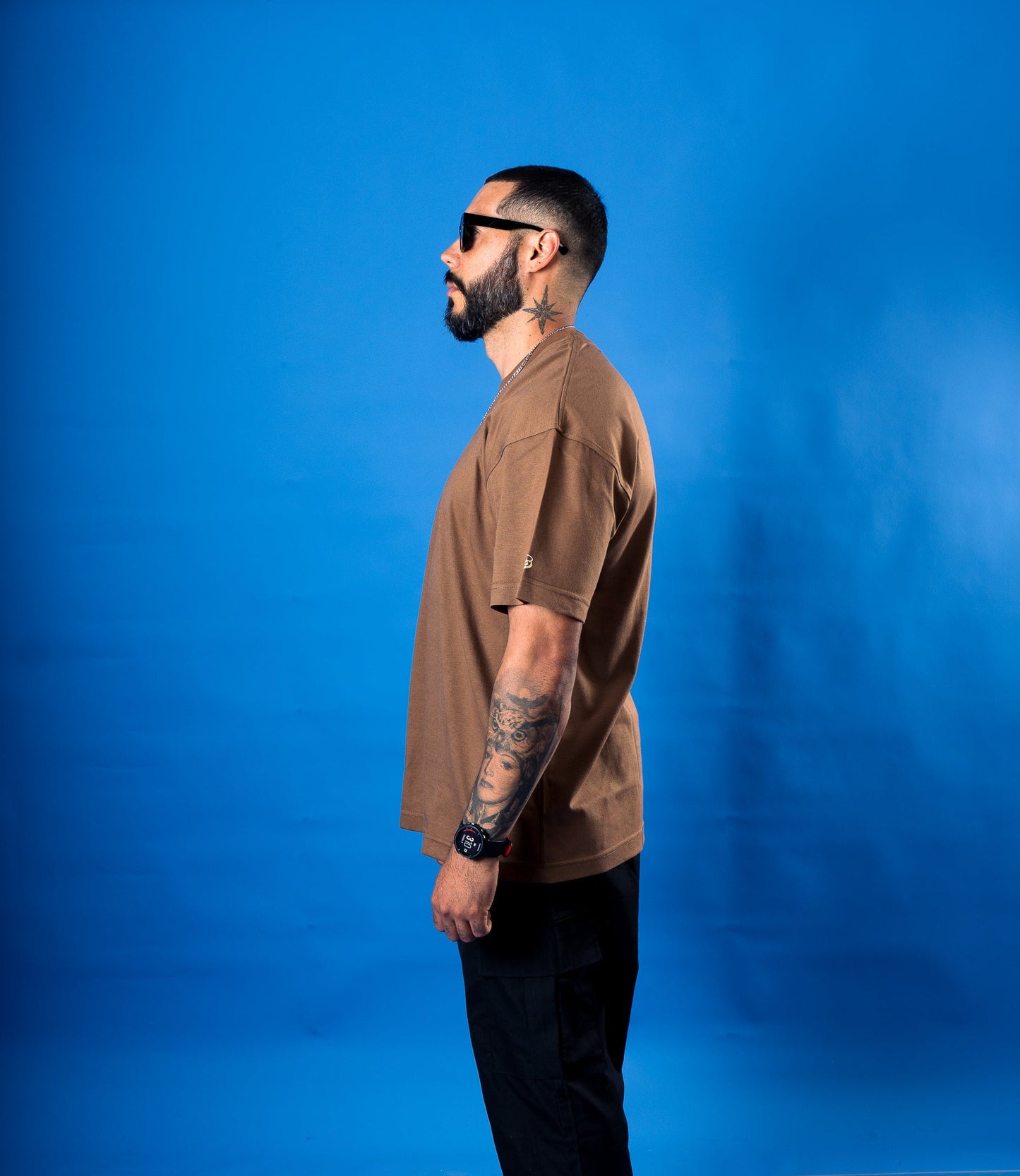 Polera Oversize "Gothic Box Logo" Café