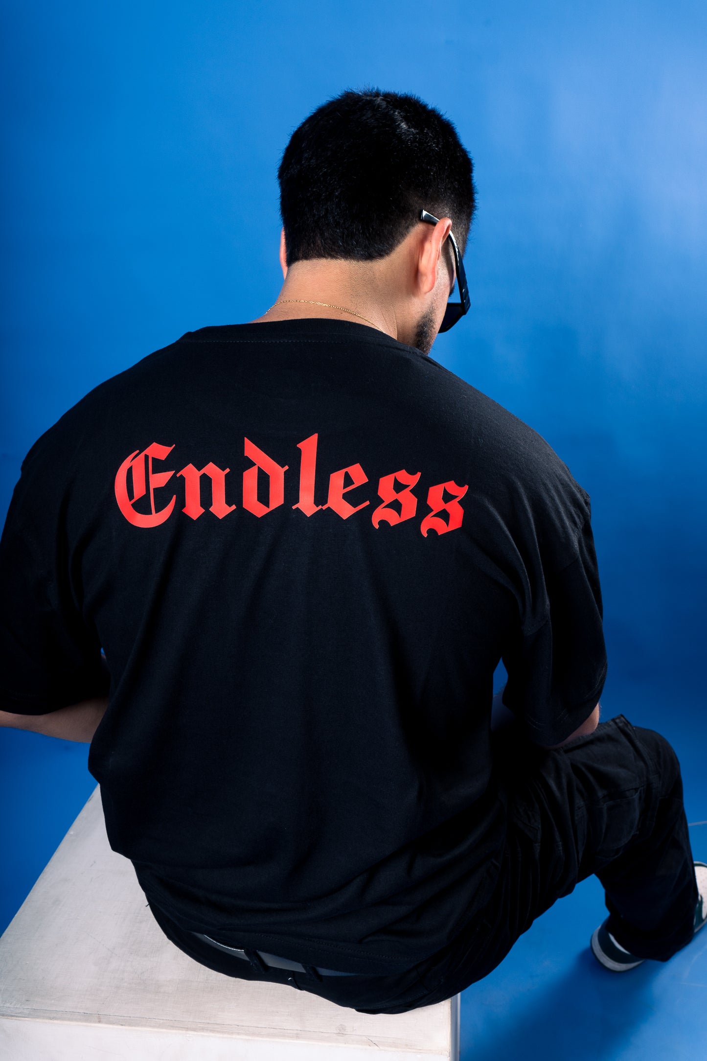 Polera Oversize "Gothic Box Logo" Negra red logo