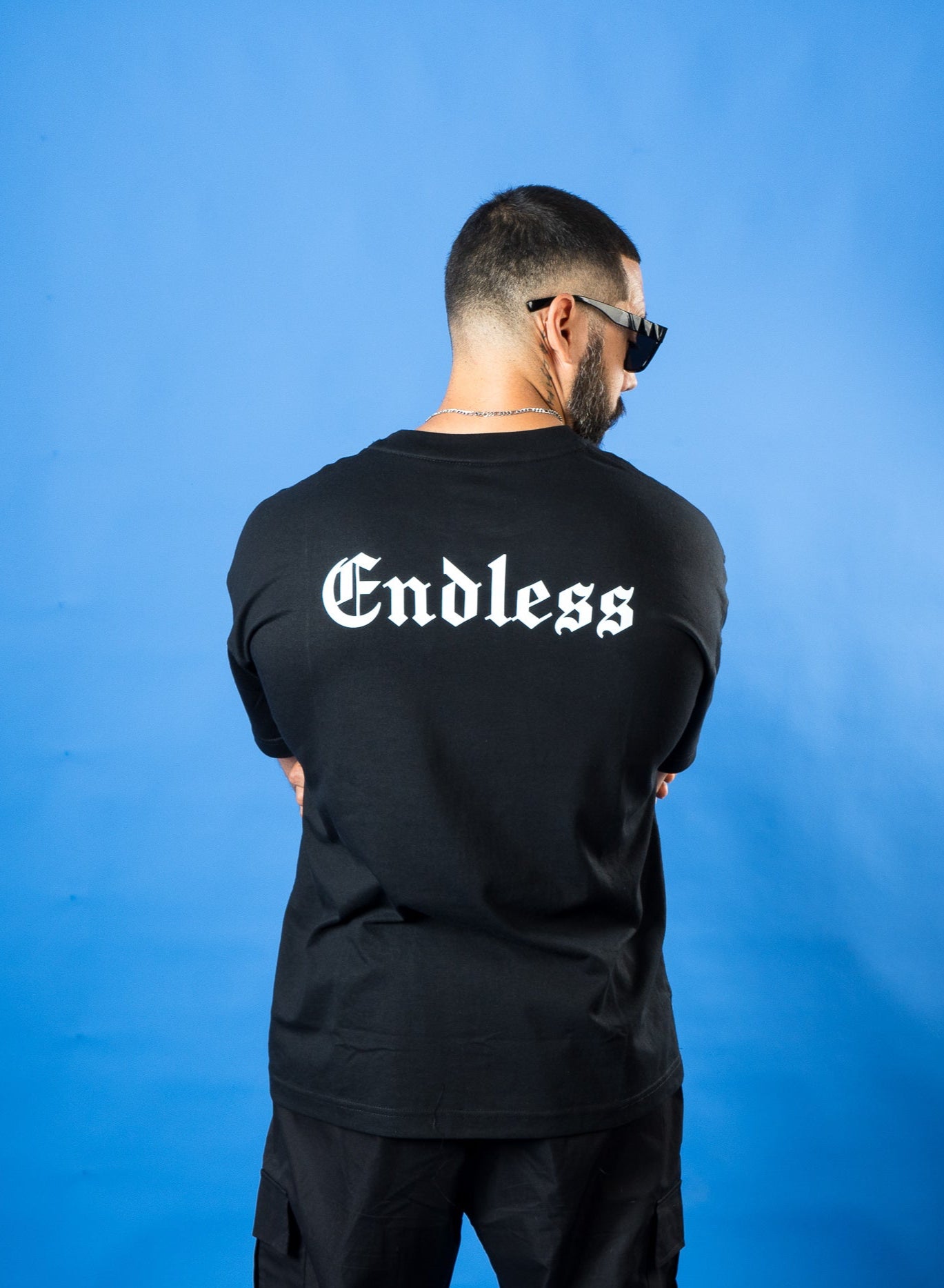 Polera Oversize "Gothic Box Logo" Blanca red logo