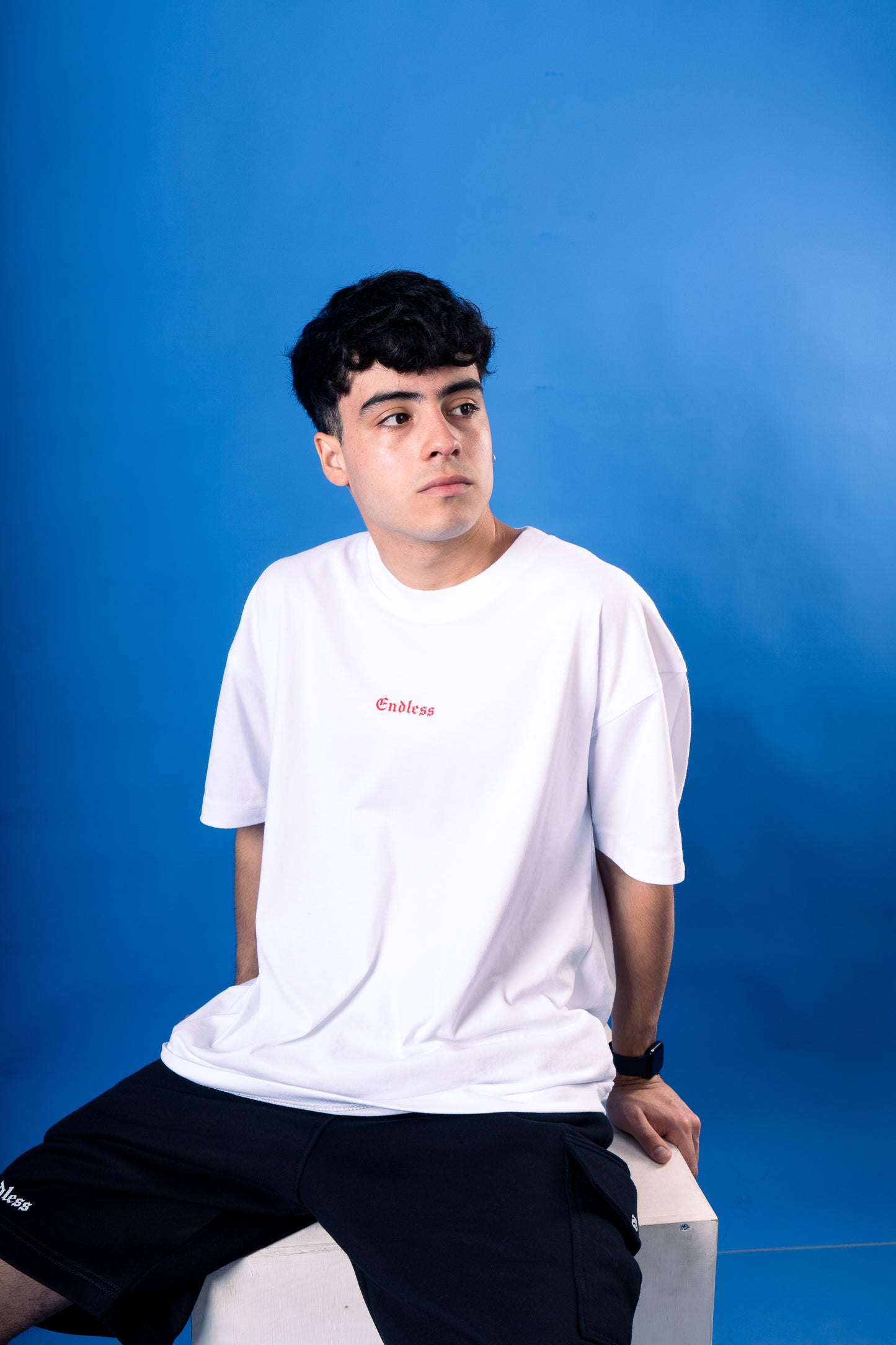 Polera Oversize "Gothic Box Logo" Blanca red logo