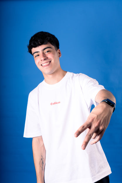 Polera Oversize "Gothic Box Logo" Blanca red logo